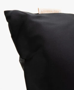 By Dariia Day Zijden Travel Set Met Luxfill Kussen - Midnight Black -Woninginrichting b57feb21 38fb 4ff3 a731 e9a43bfae751 04